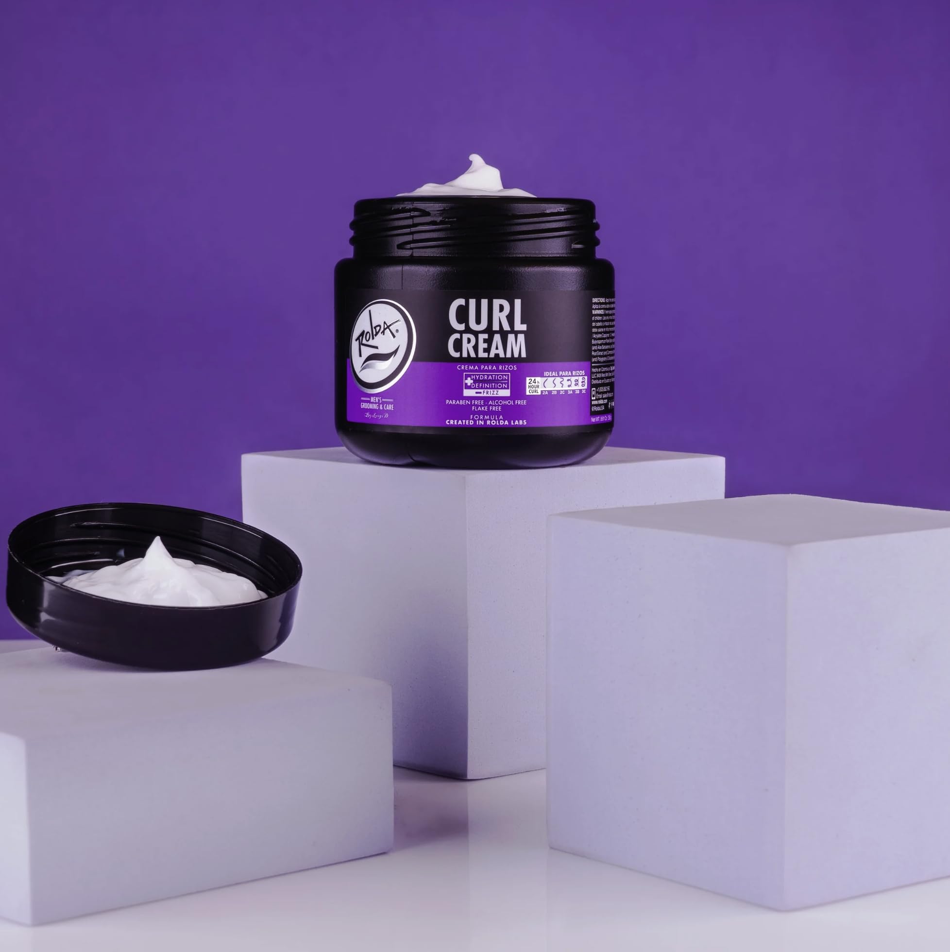 Rolda close-up of cream texture highlighting smooth, non-greasy finish