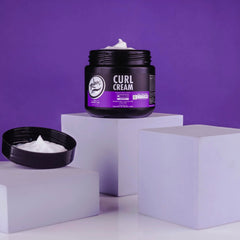 Rolda close-up of cream texture highlighting smooth, non-greasy finish