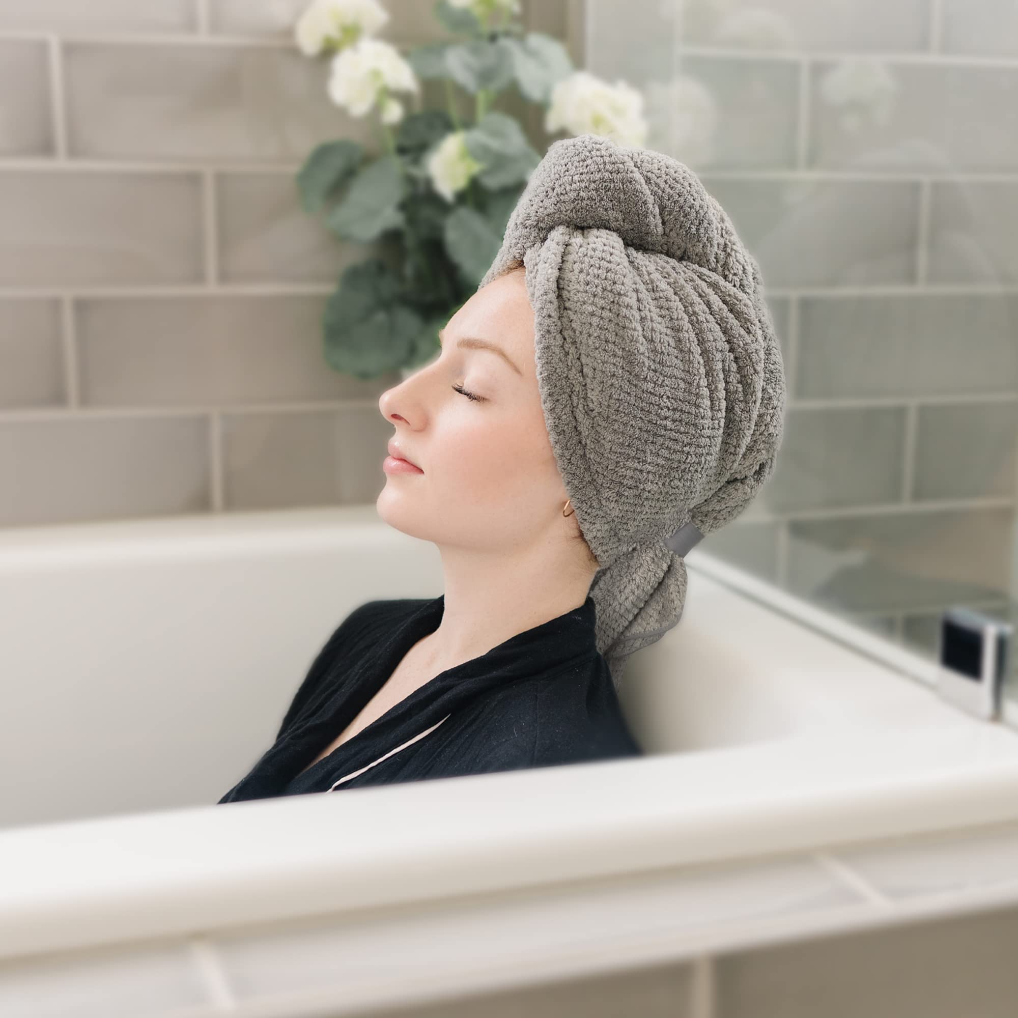 ROLSHOL elastic band detail demonstrating secure tuck and hands-free drying benefit