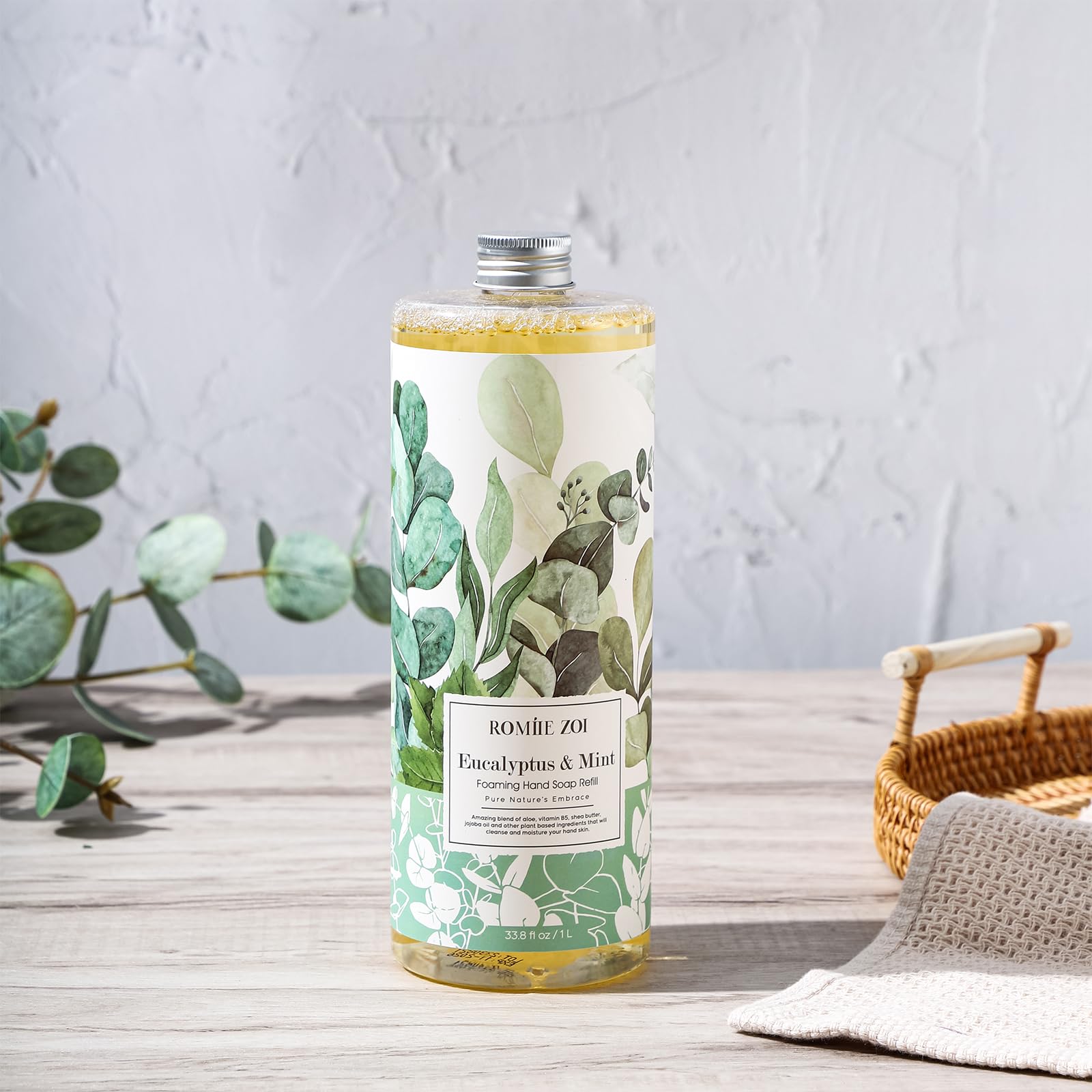 ROMIIE ZOI rich foam on hands delivering quick, clean lather