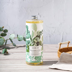 ROMIIE ZOI rich foam on hands delivering quick, clean lather