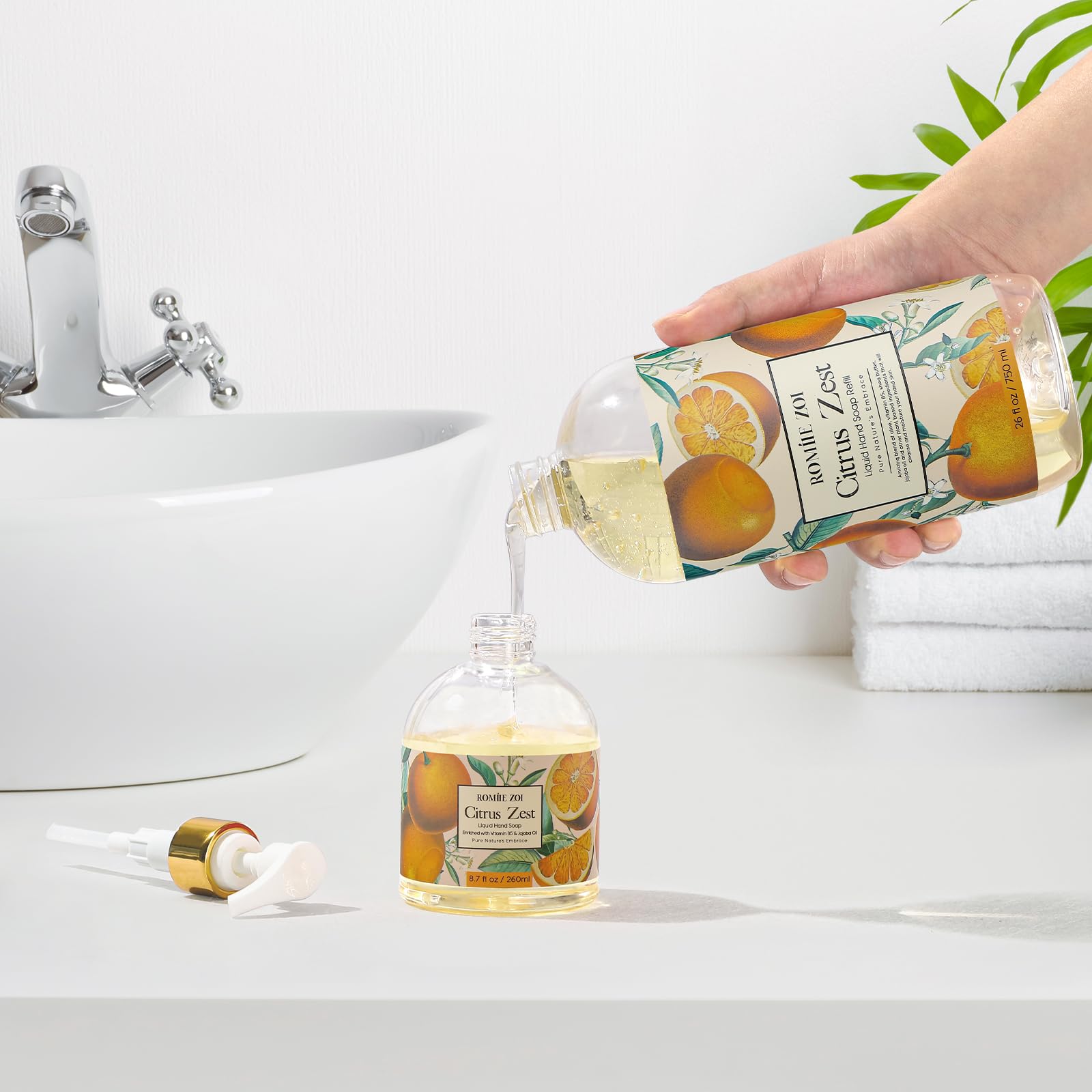 Zoom on jojoba oil droplet and vitamin B5 text on ROMIIE ZOI label highlighting nourishing ingredients