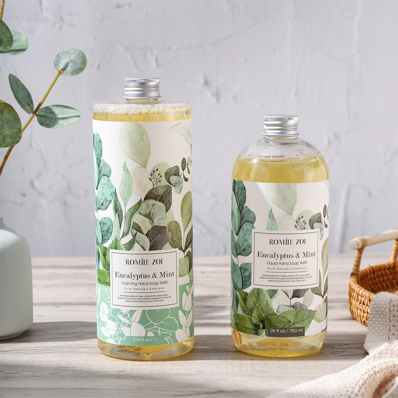 ROMIIE ZOI ingredient display of jojoba oil and vitamin B5 nourishment