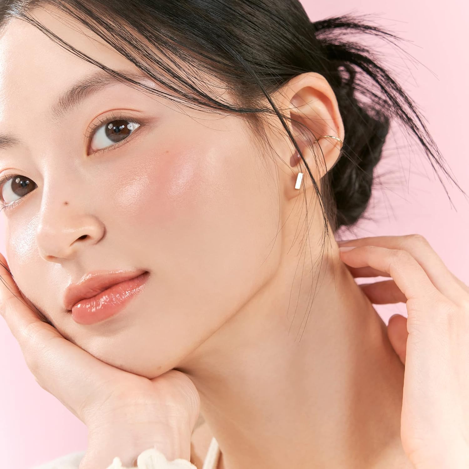 rom&nd balm texture close-up showing watery, glossy finish that smooths and hydrates