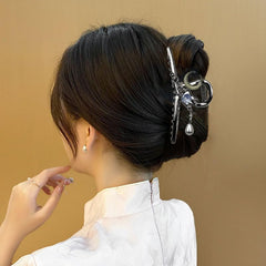 ROMODIYA clip next to ruler illustrating the 11 cm size