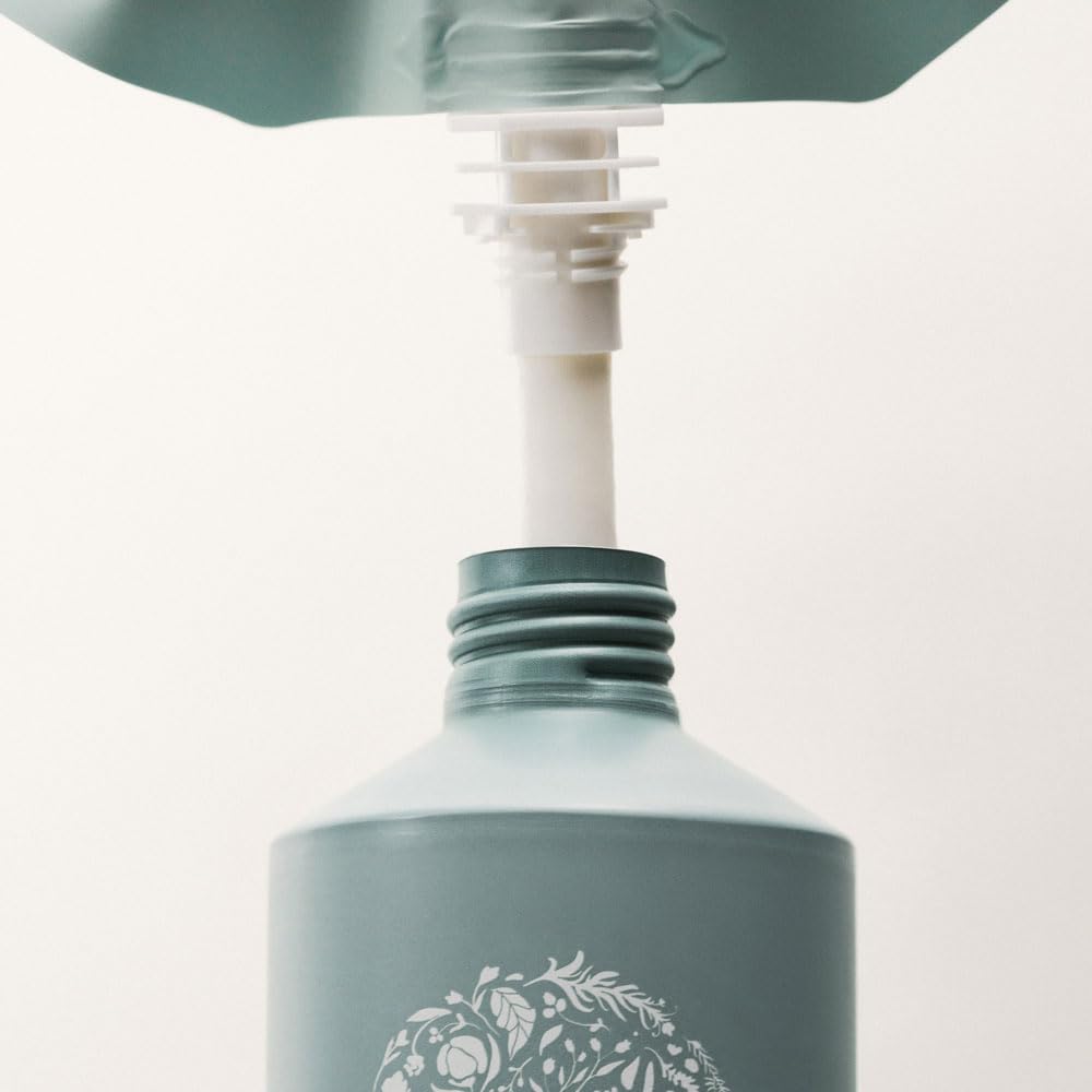 RŌZ conditioner texture close-up showing creamy, hydrating formula