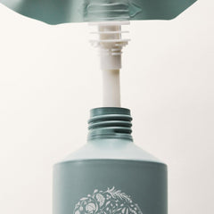 RŌZ conditioner texture close-up showing creamy, hydrating formula