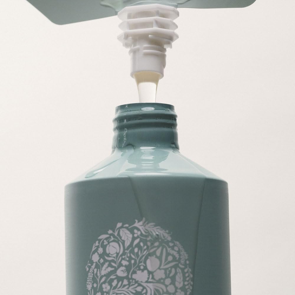 RŌZ shampoo lather texture close-up demonstrating rich foam