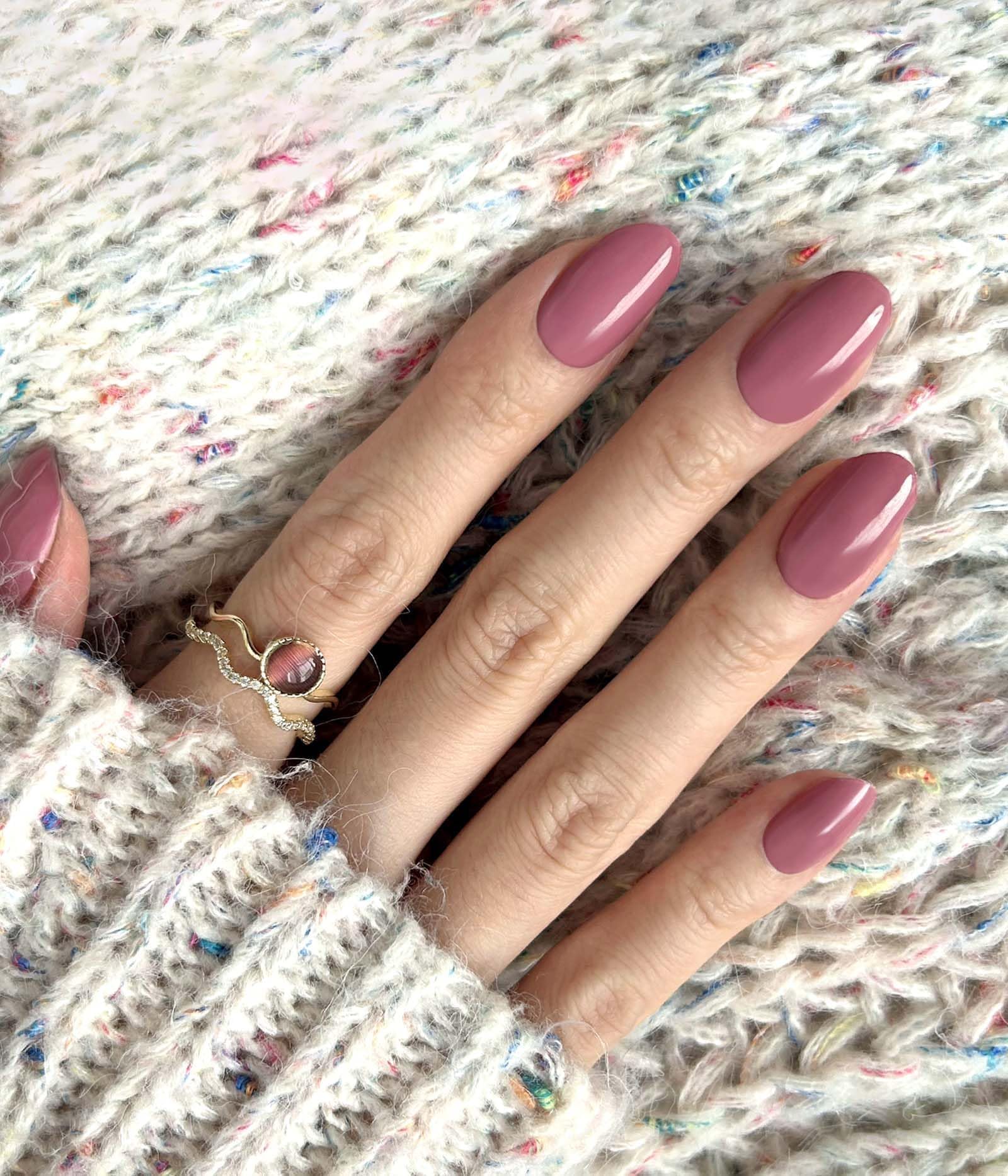 ruyeefam finished nails close-up showing durable glossy wear benefit