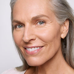 Saie before and after makeup image showing reduced shine and diffused pores