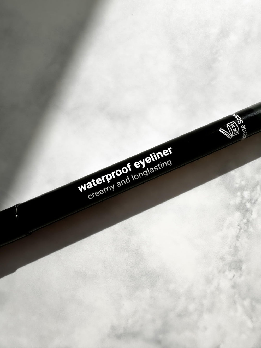 Sandstone Scandinavia applying eyeliner to eye showing waterproof, smudge-resistant finish