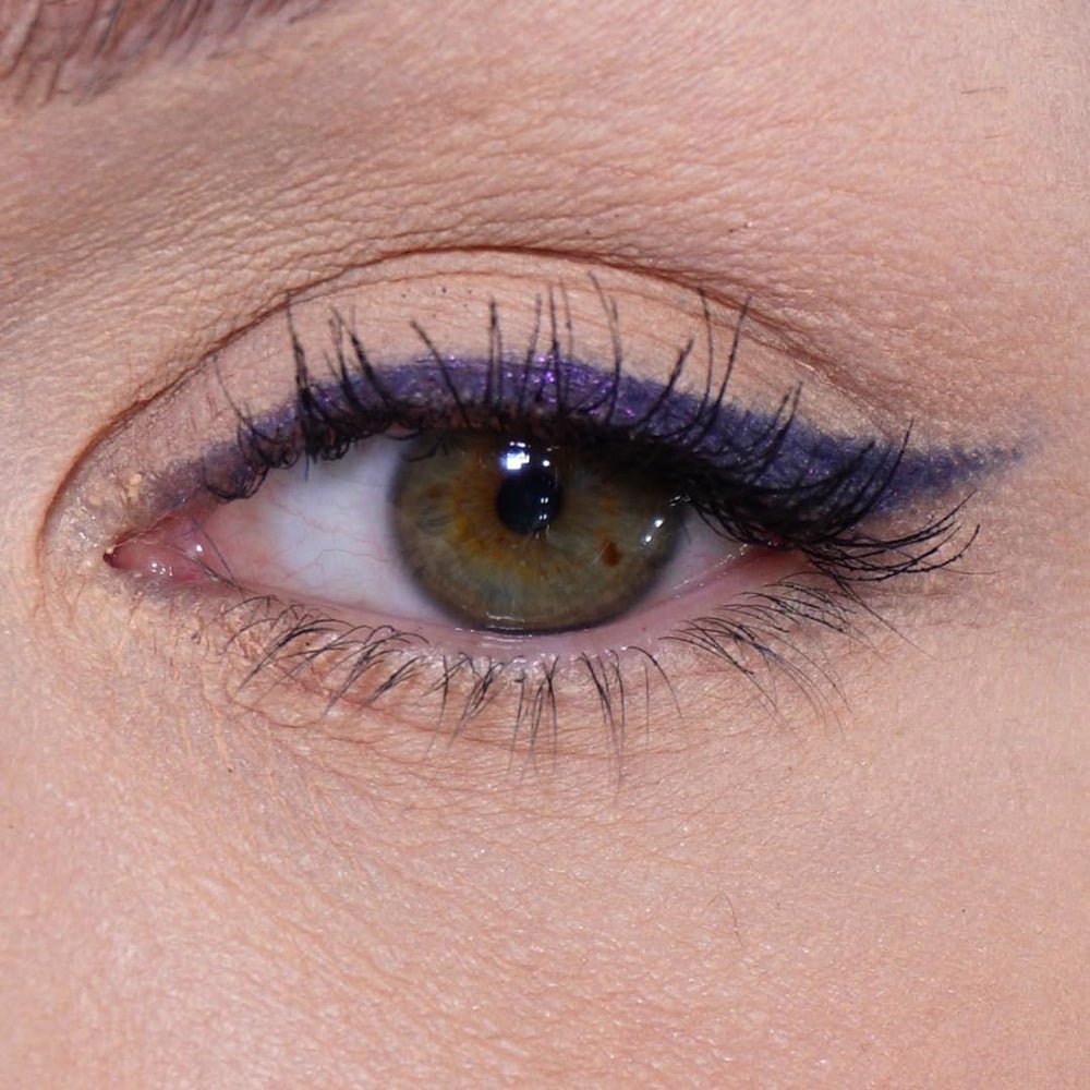 Sandstone Scandinavia eyeliner cap detail displaying secure closure and portability benefit