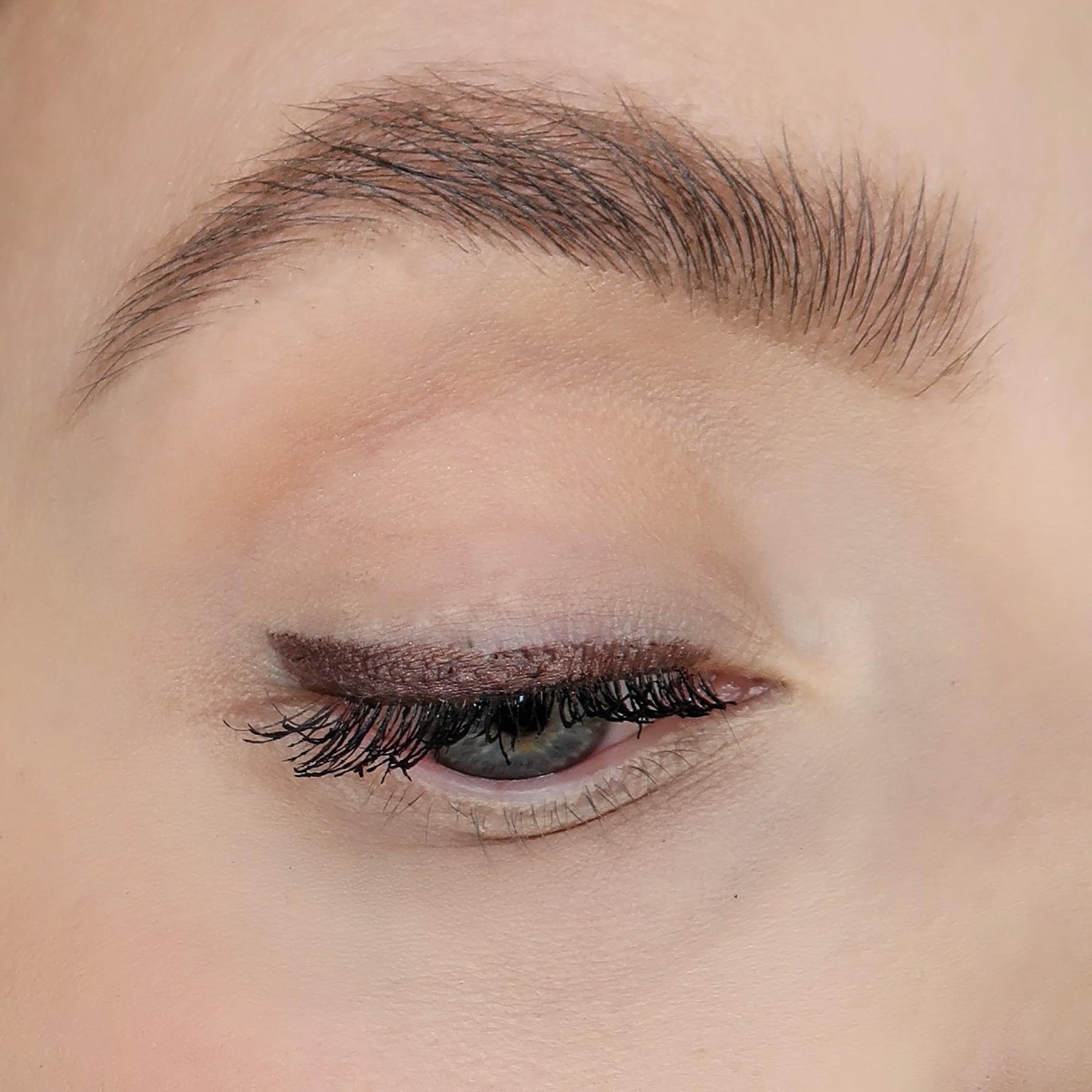 Sandstone Scandinavia pencil tip close-up for precise creamy application