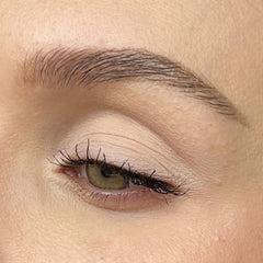 Sandstone Scandinavia eyeshadow 262 swatch on skin showing white pigmentation benefit: buildable coverage