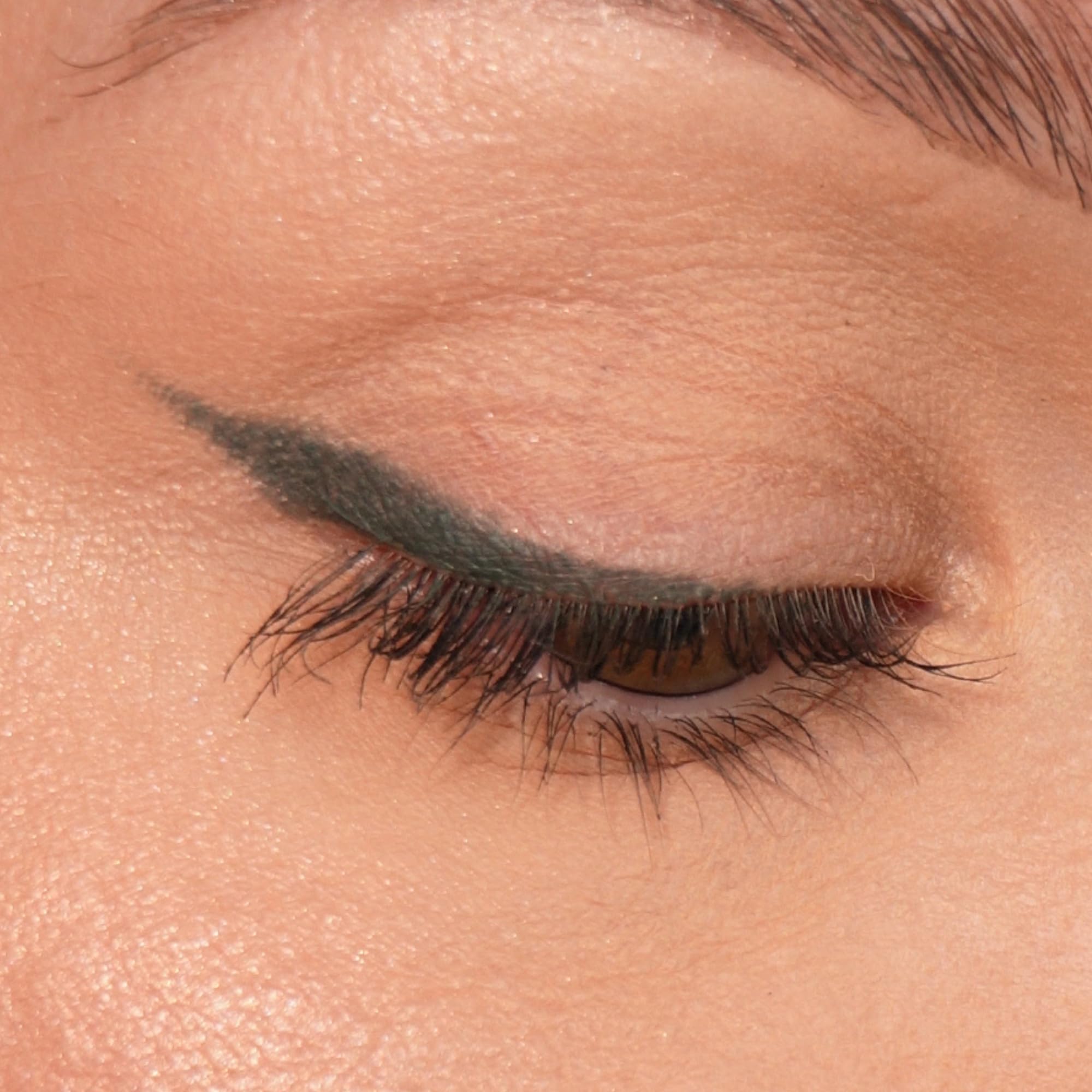 Sandstone Scandinavia green stroke on skin displaying smooth texture and strong pigment payoff