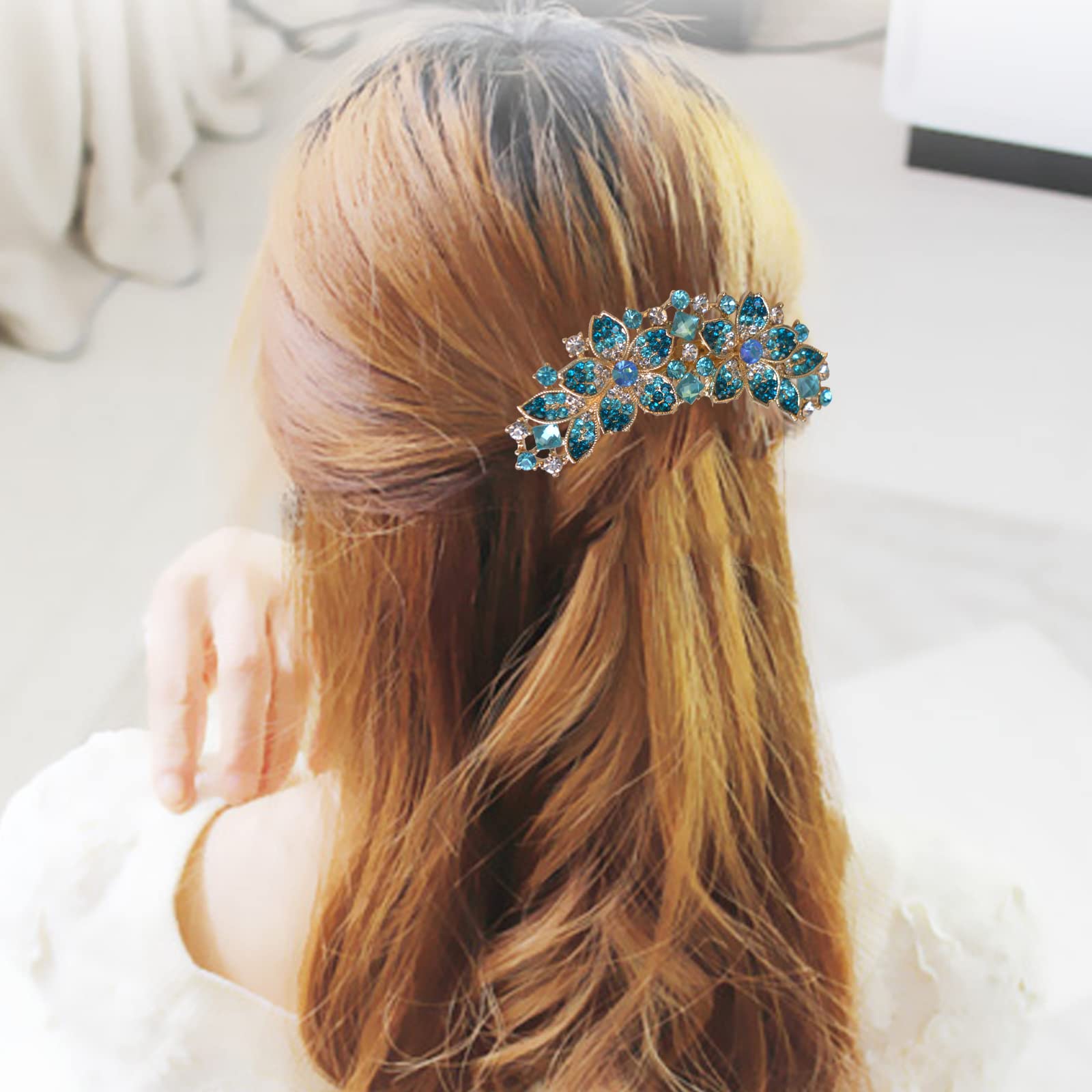 Sankuwen hair comb held in hand showing size and practical weight benefit