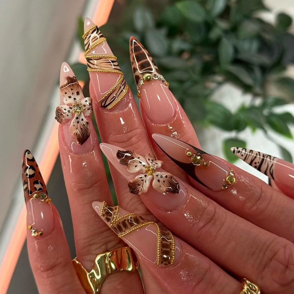 SEENEEY front packaging showing almond brown floral nails and set benefit