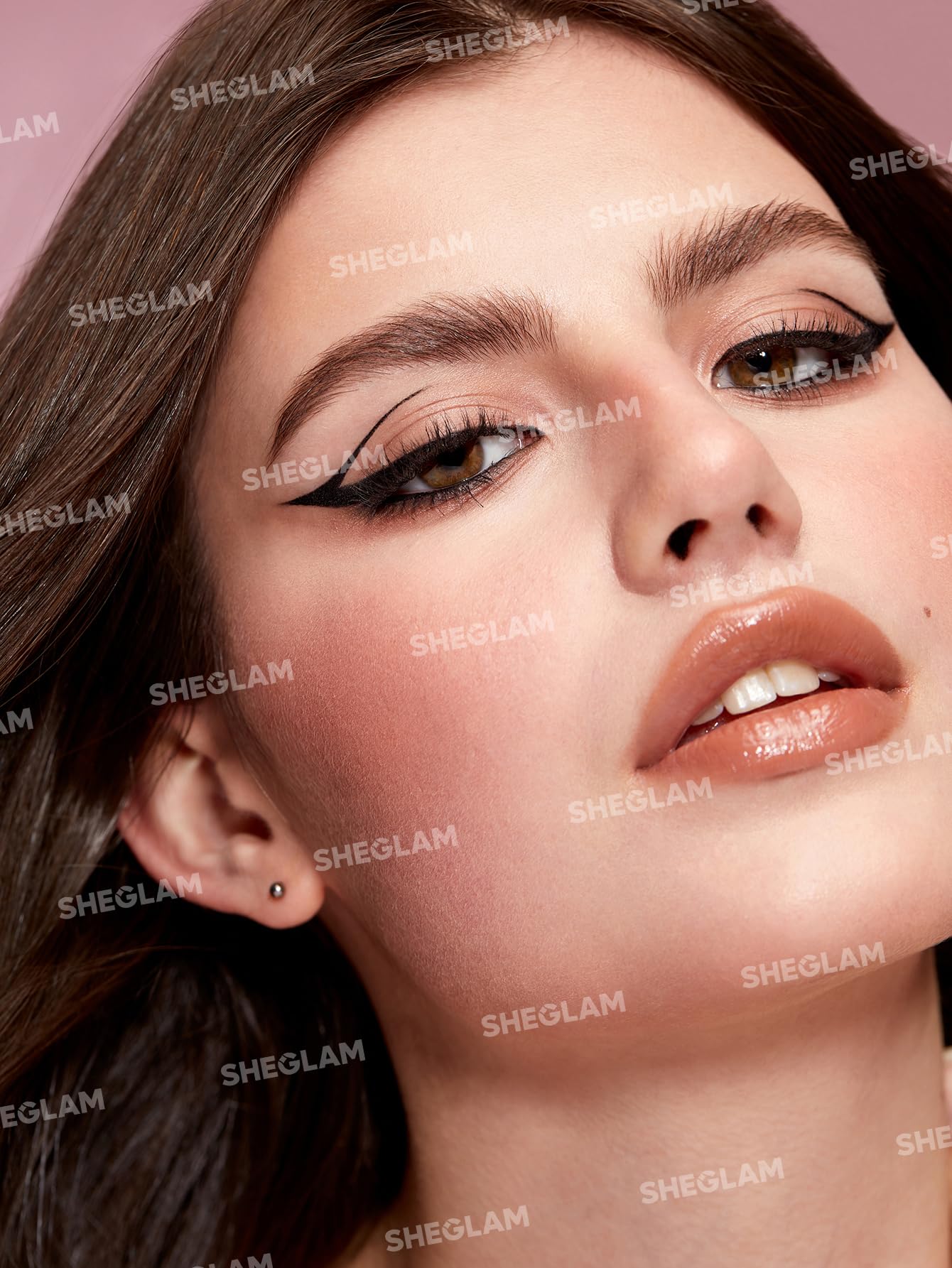 SHEGLAM close-up of angled tip highlighting accurate one-swipe lines