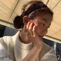 ShiQiao Spl headband worn with long hair demonstrating secure hold and polished look