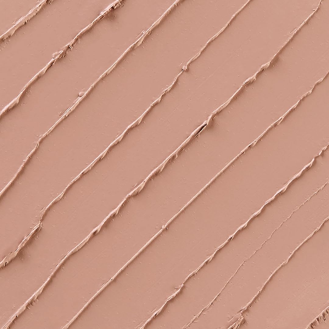 Sigma Beauty primer applied on eyelid in use improving shadow adhesion and longevity