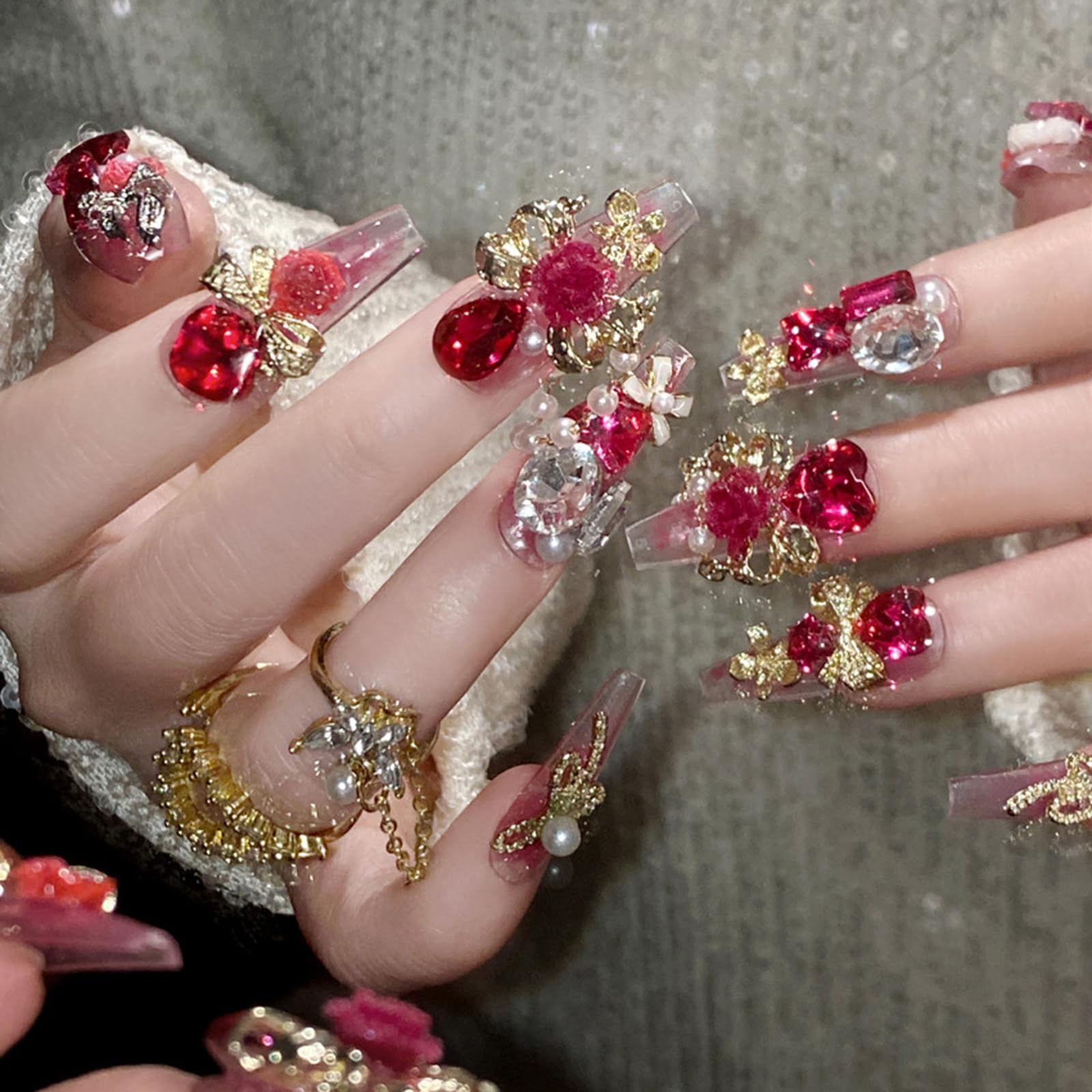 SINHOT model hands wearing nails at an event demonstrating instant salon-ready look