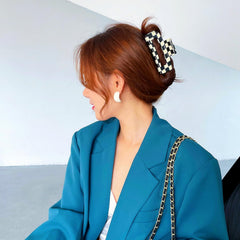SINIDE clip used in a low chignon showing neat polished result