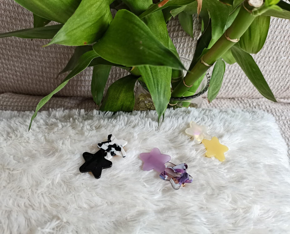 Hand holding SINNKY barrette showing clip length and scale for easy styling choice