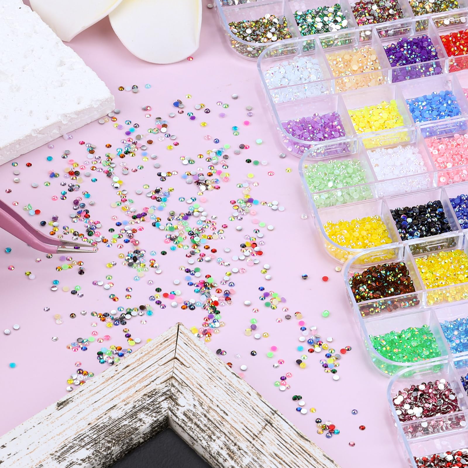 sinyanail rhinestones applied to nails demonstrating polished nail design