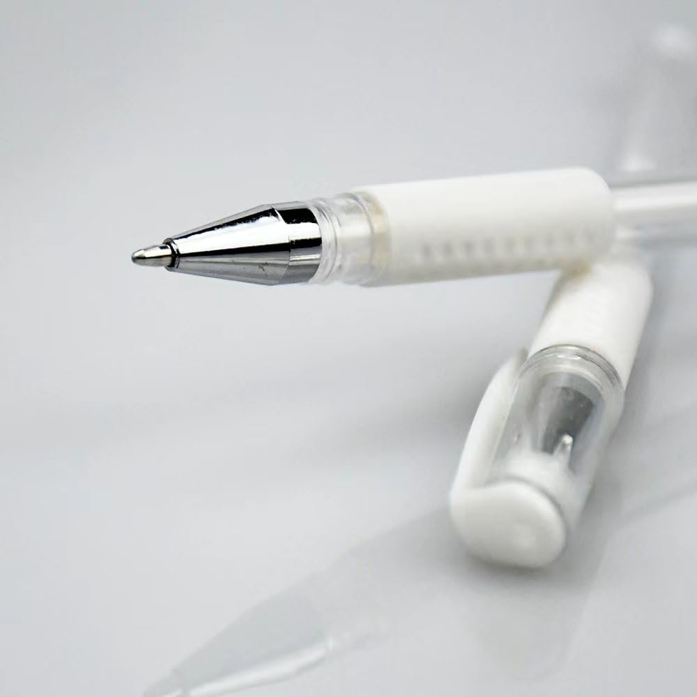 SIPUTIANLU artist using pen to map eyebrows in a studio for controlled results