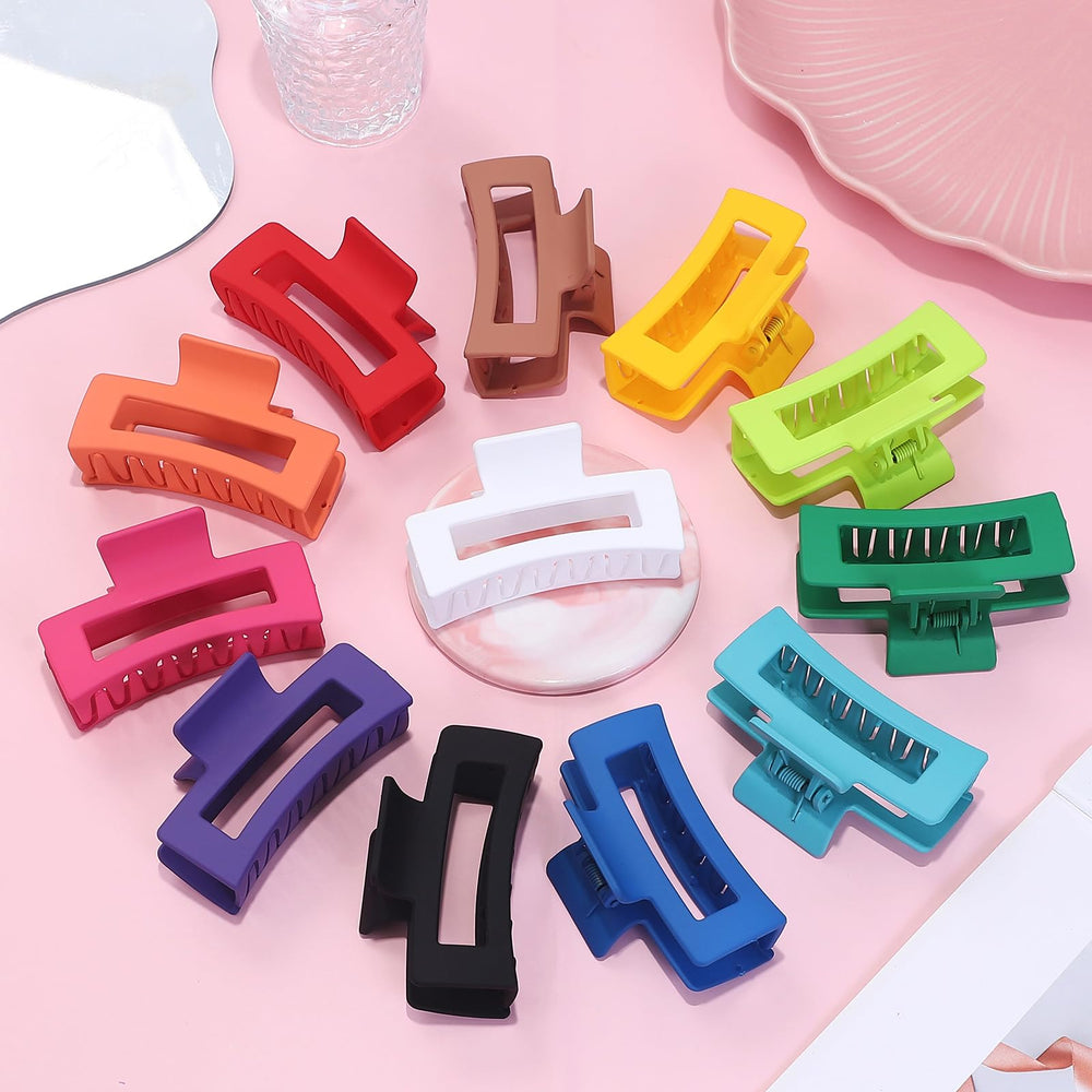 Sisiaipu clips in hand displaying size and travel-friendly convenience