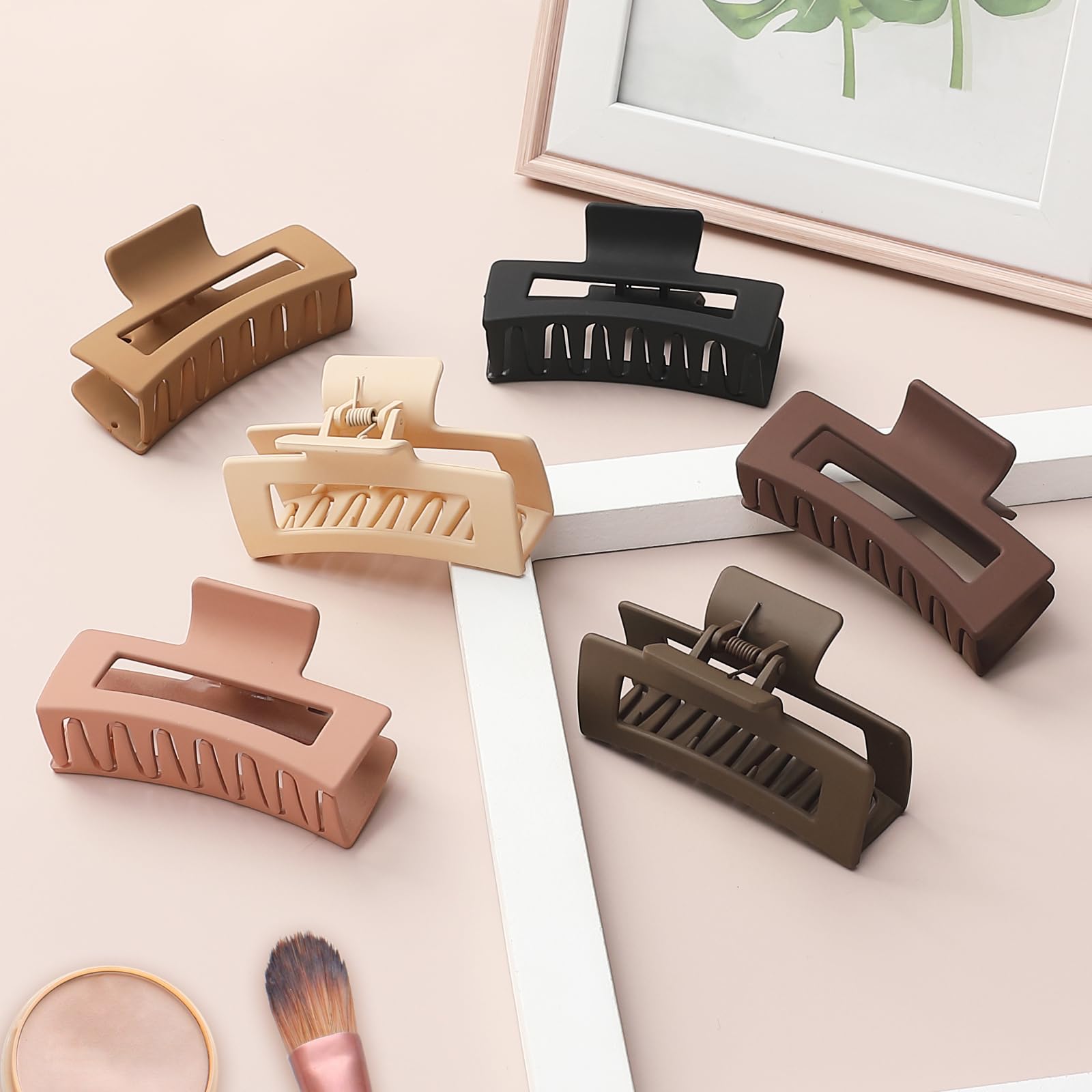 Sisiaipu clip securing hair while applying makeup, keeping hair clear and tidy