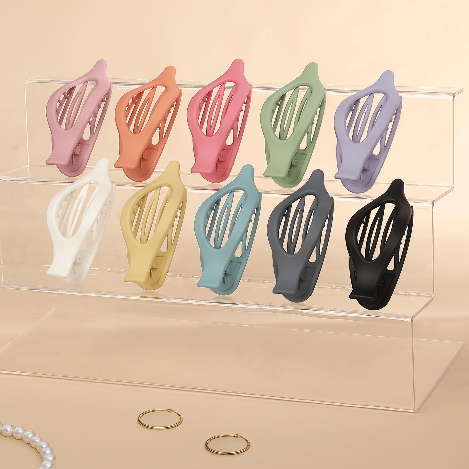 Sisiaipu clips held in hand to show size and easy portability