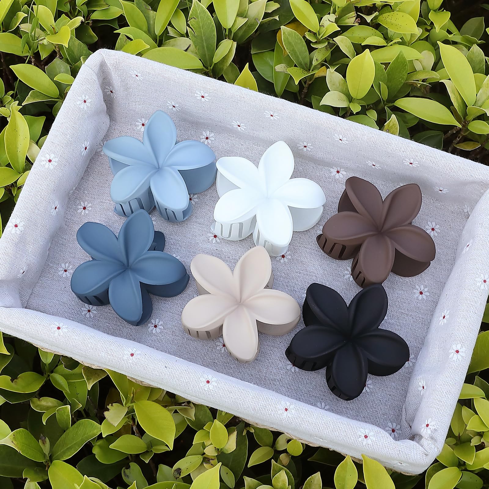 Sisiaipu held in hand to show 3.3-inch scale and travel-friendly benefit