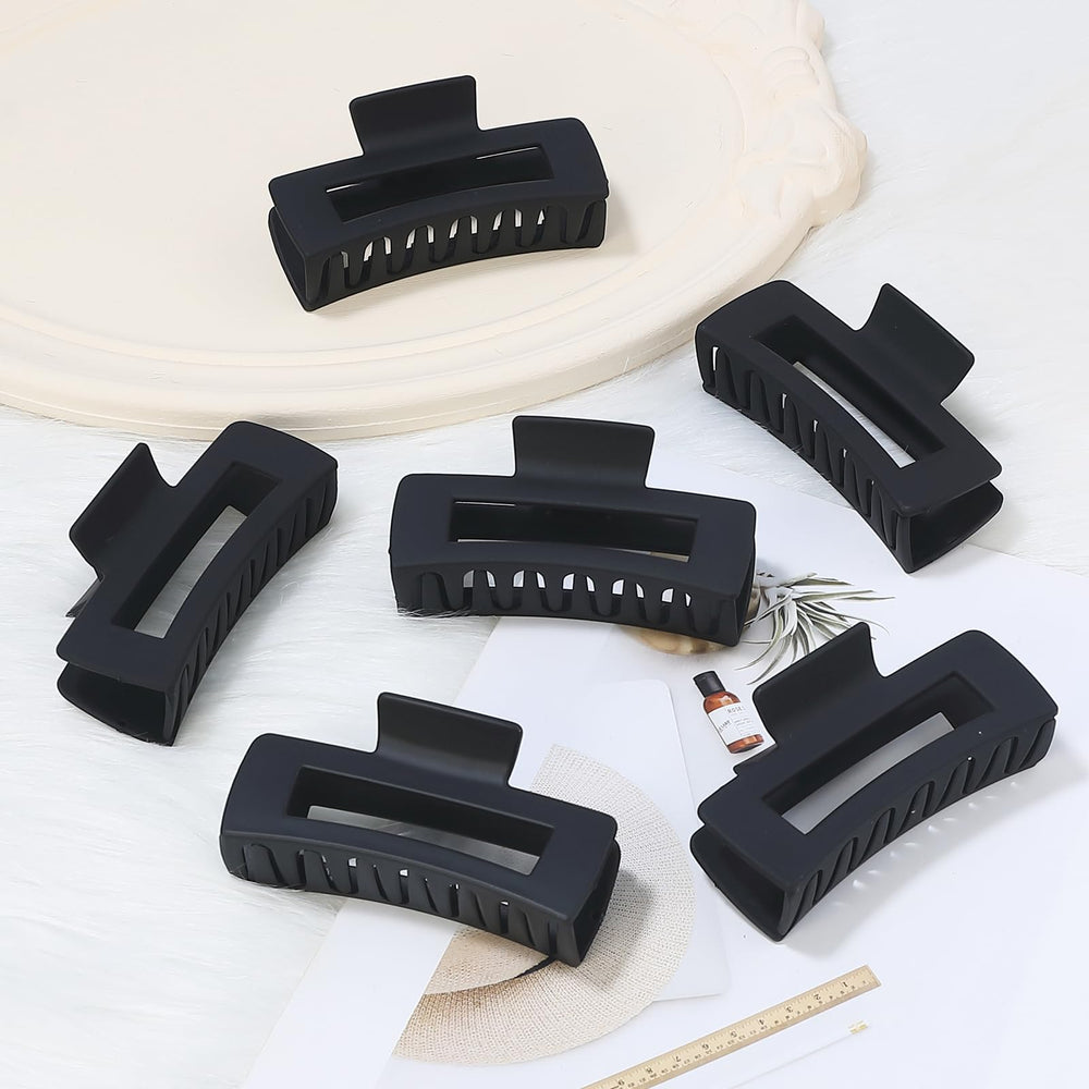 Sisiaipu clip held in hand showing 4-inch size for full hair coverage