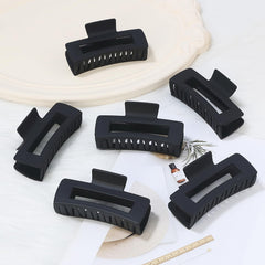 Sisiaipu clip held in hand showing 4-inch size for full hair coverage