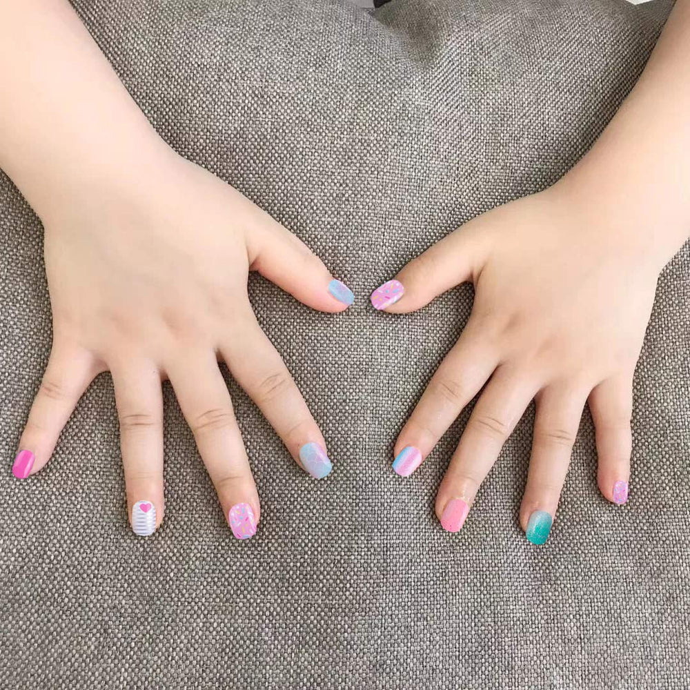 SIUSIO kids wearing glitter gradient nails at a birthday party showing playful style