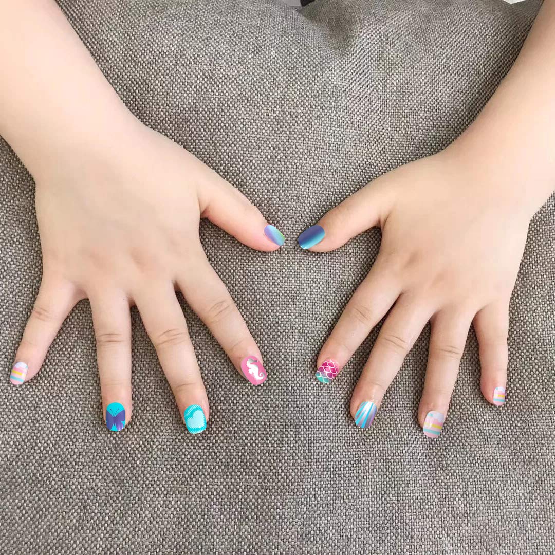 SIUSIO nails on little girl's hands at a party showcasing playful style