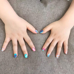 SIUSIO nails on little girl's hands at a party showcasing playful style