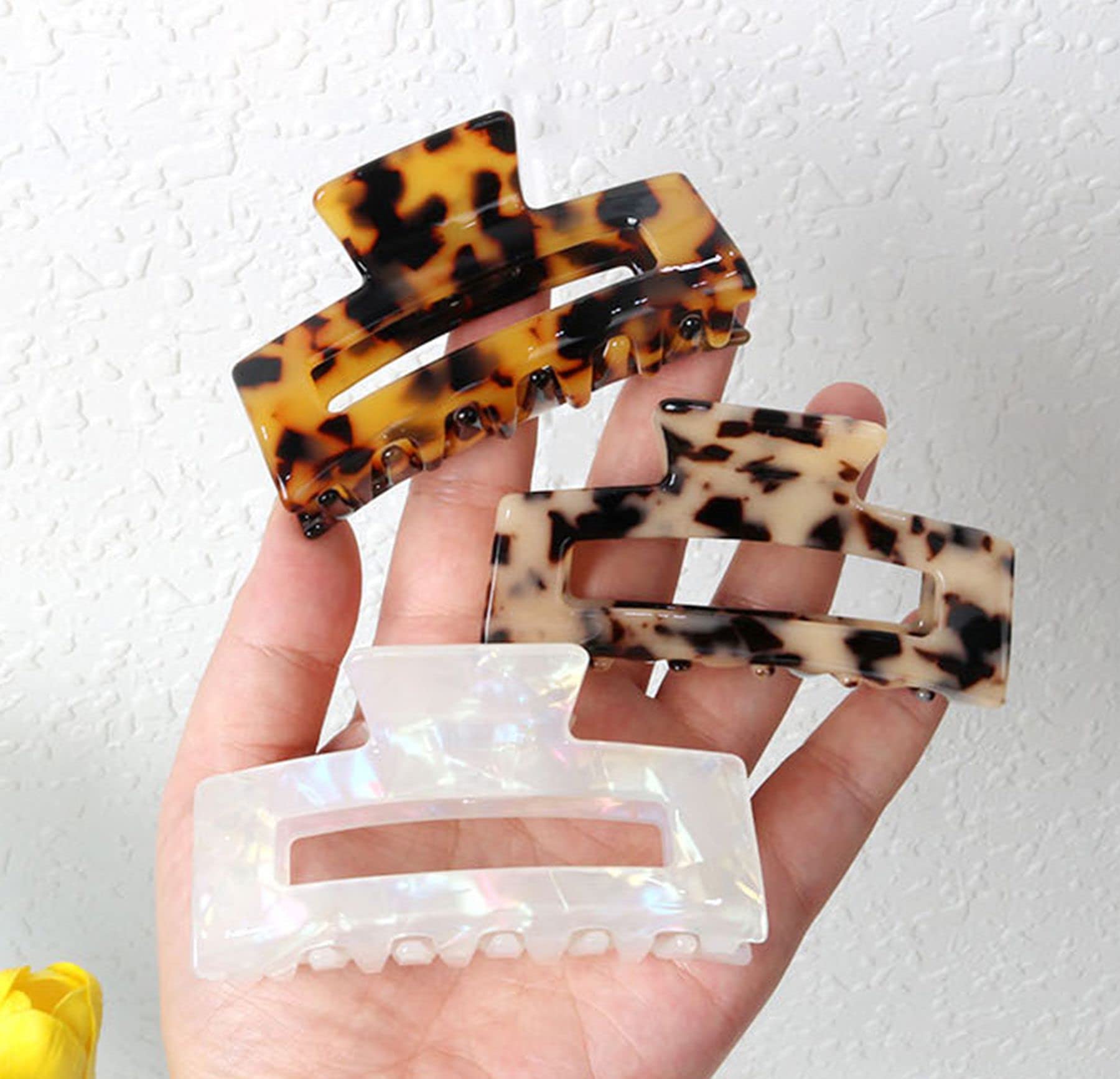 SL Sursarbelor checkered clip highlighting modern pattern and daily versatility
