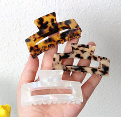 SL Sursarbelor checkered clip highlighting modern pattern and daily versatility