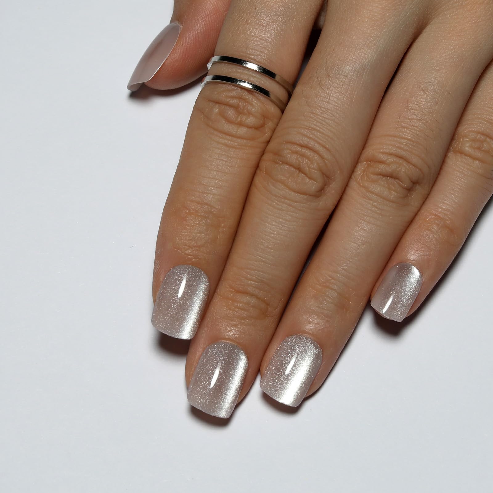 Stbisen close-up of cat eye color-shifting finish highlighting reflective depth