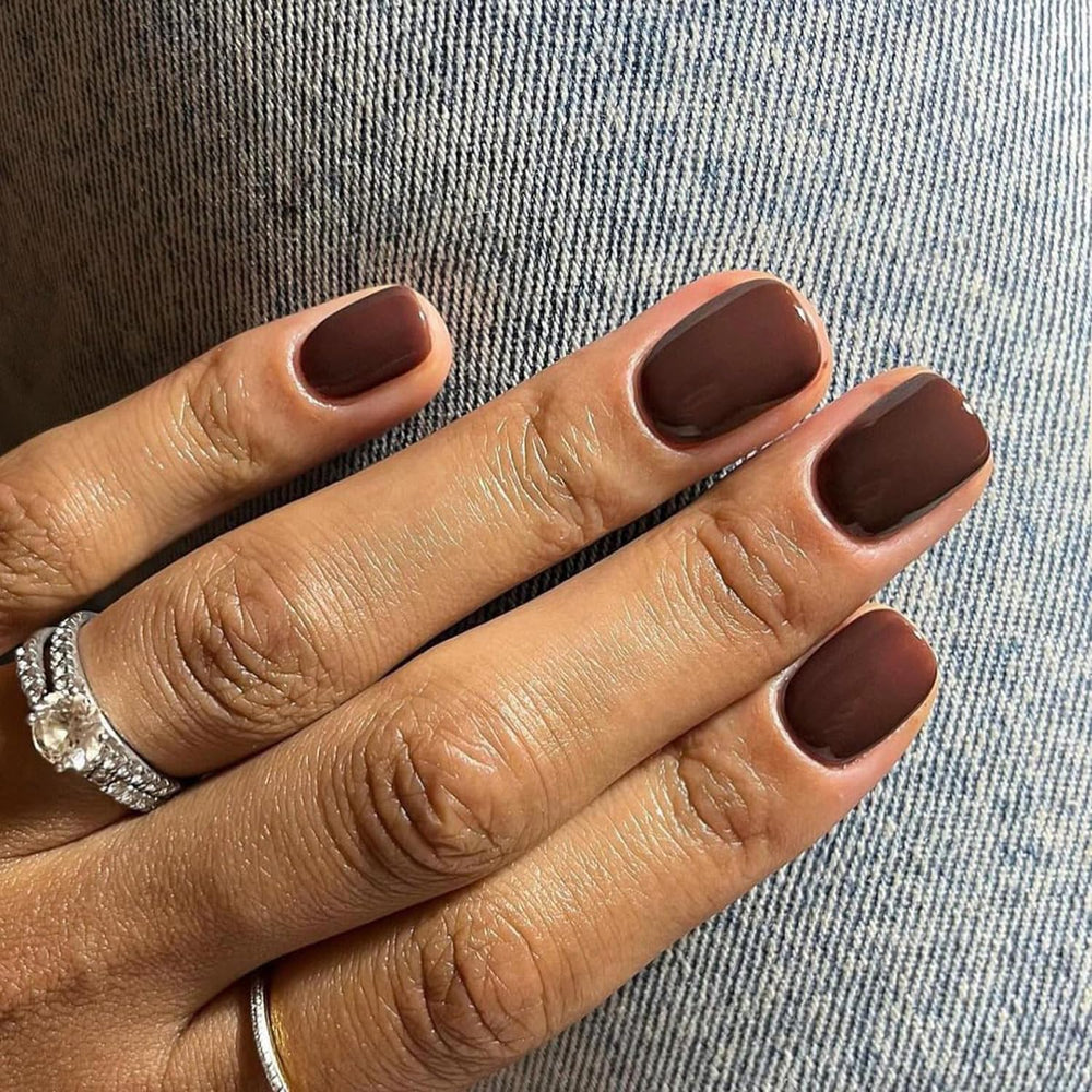 Stbisen front packaging showing 30-piece kit and chocolate brown nails, easy unboxing benefit