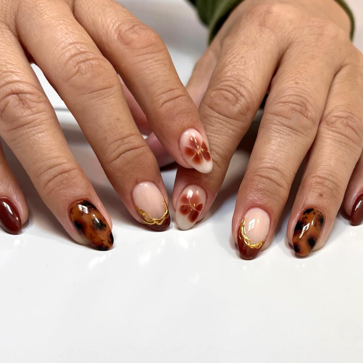 stbisen front packaging showing 24-piece reusable nail set and benefits