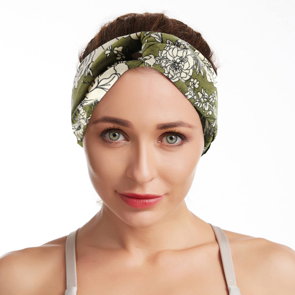 STGDAK headband in hand showing 24 cm length scale and portability