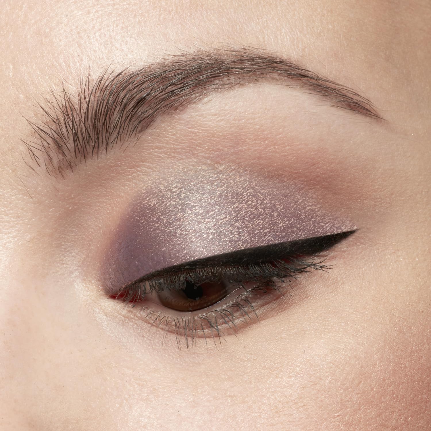 stila doe-foot applicator close-up demonstrating precise shimmer placement
