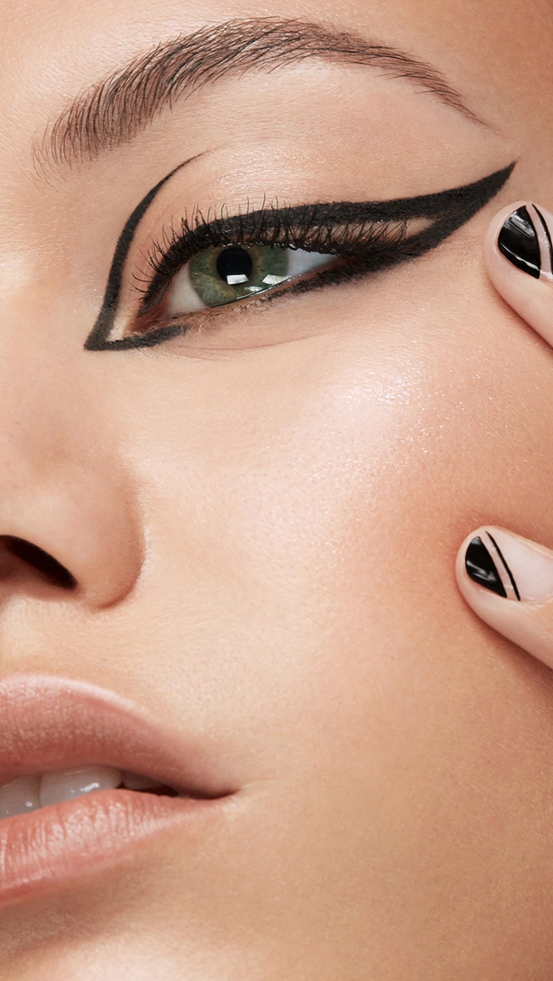 stila pen in use creating a sharp winged liner look with lasting definition