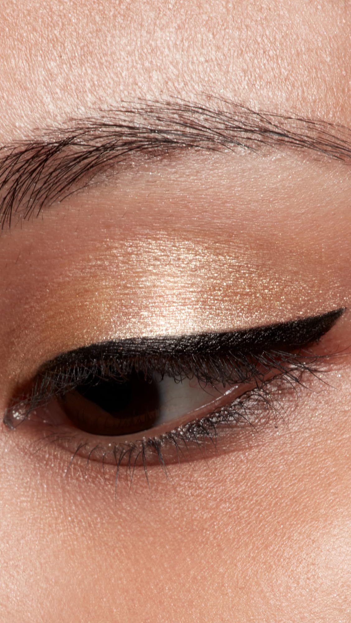 stila liquid shadow worn on model eye, highlighting luminous effect and wear