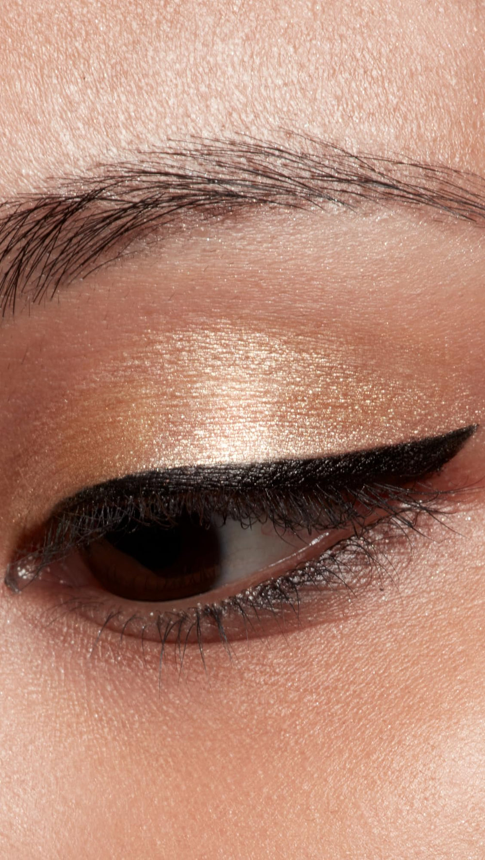 stila liquid shadow worn on model eye, highlighting luminous effect and wear