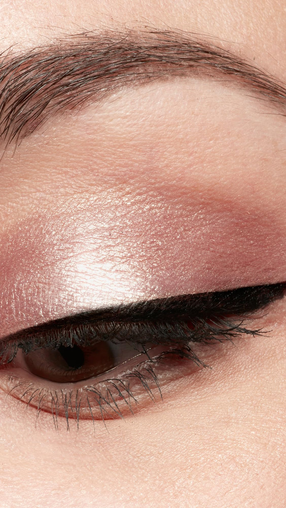 stila model wearing shadow on eyelid illustrating luminous evening look