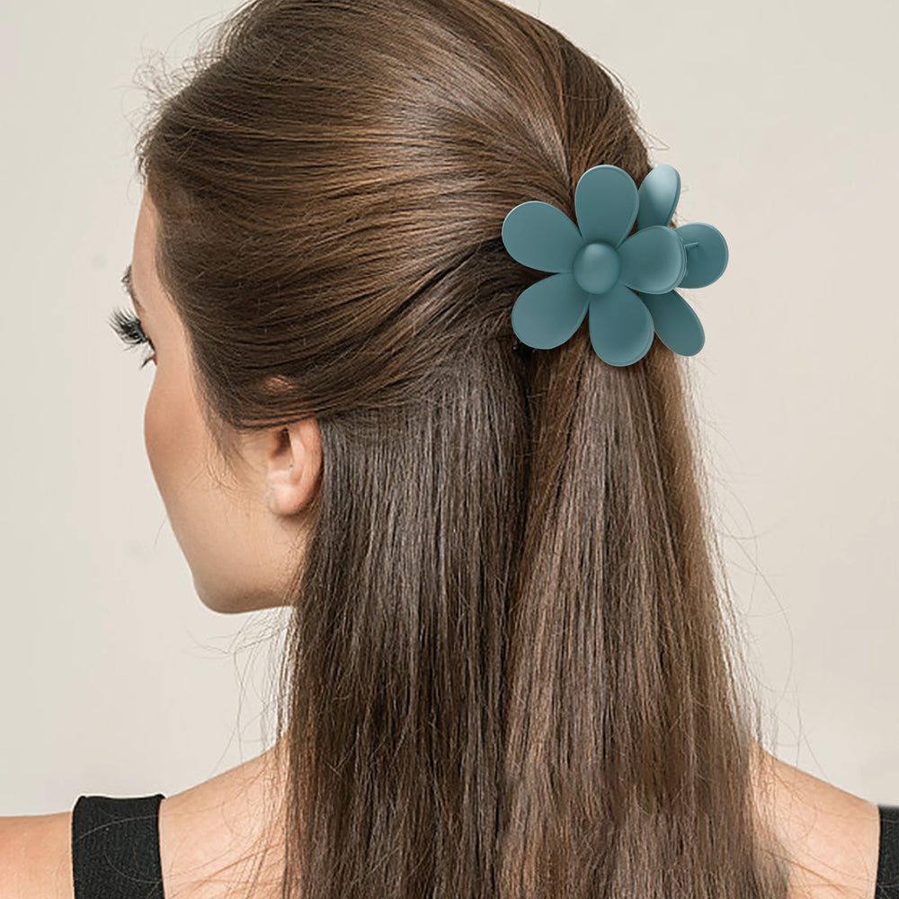 Sunolga large clip holding thick hair to demonstrate strong non-slip hold